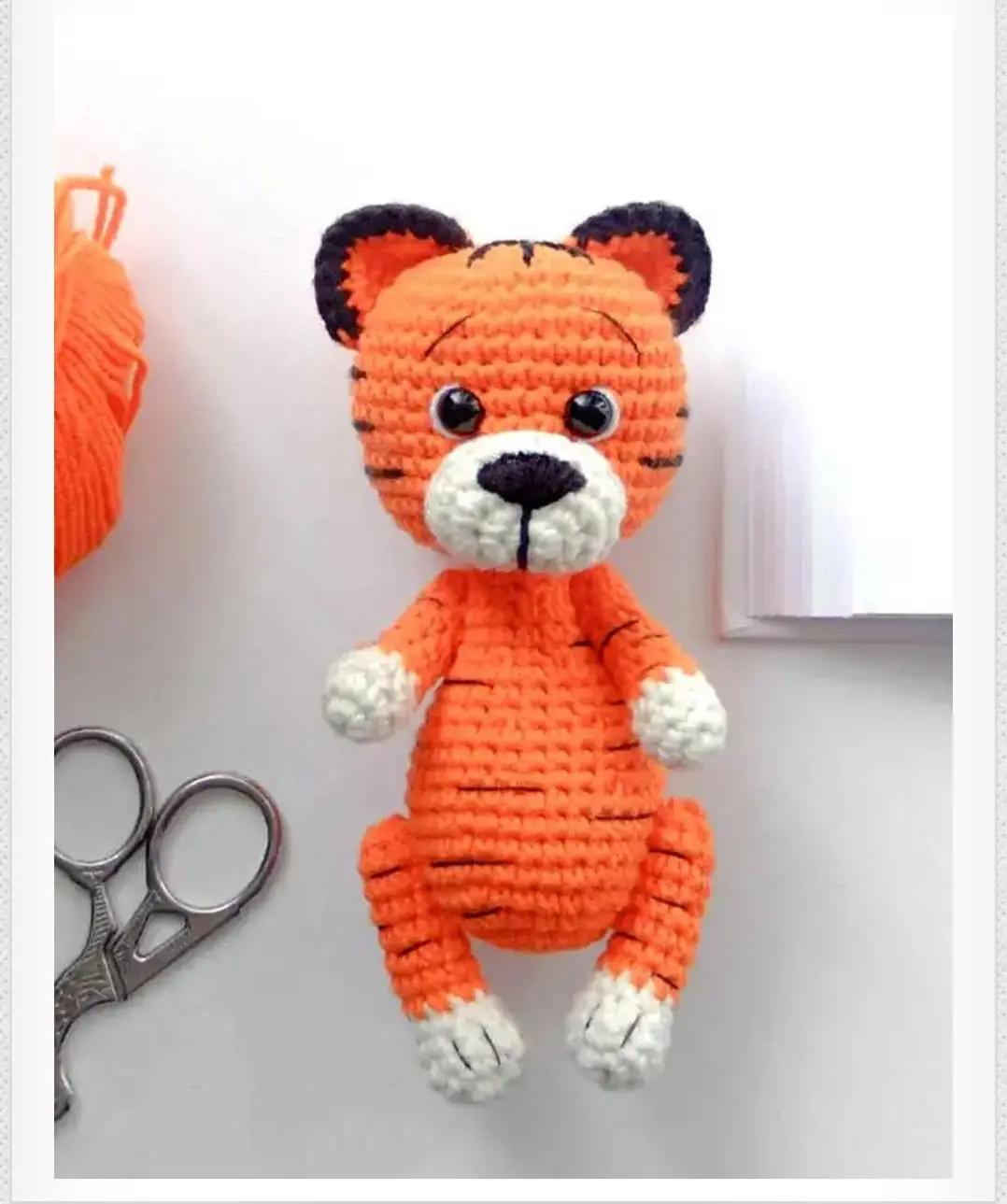 Patrón de Ganchillo Libre Tigre Amigurumi: Guía paso a paso para tejer un adorable tigre naranja con rayas negras