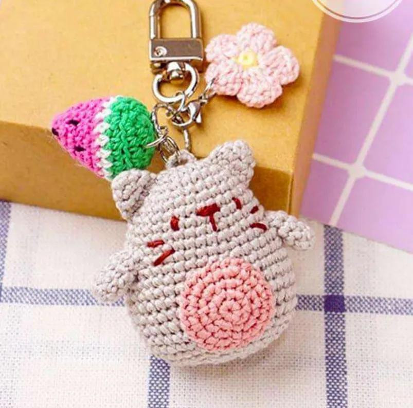 Patrón de ganchillo llavero Totoro con sandía y flor