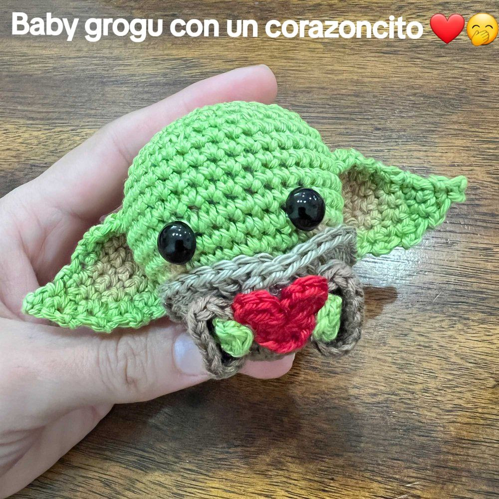 Patrón de ganchillo para amigurumi Baby Grogu con corazón rojo