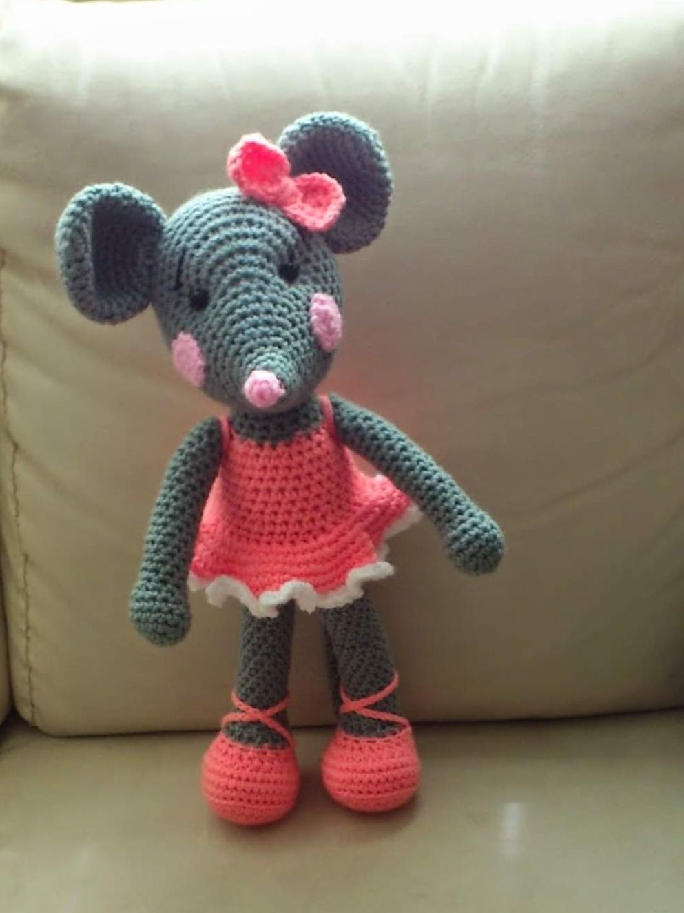 Patrón de ganchillo para elefanta gris con vestido rosa