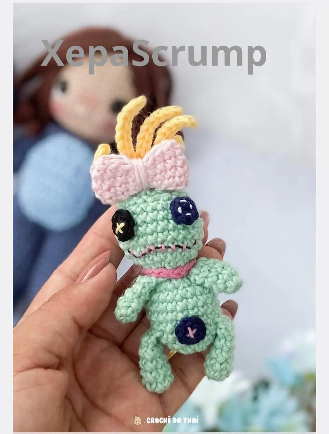Patrón de ganchillo para muñeca amigurumi con disfraz de Stitch, incluyendo lista de materiales y diagramas paso a paso