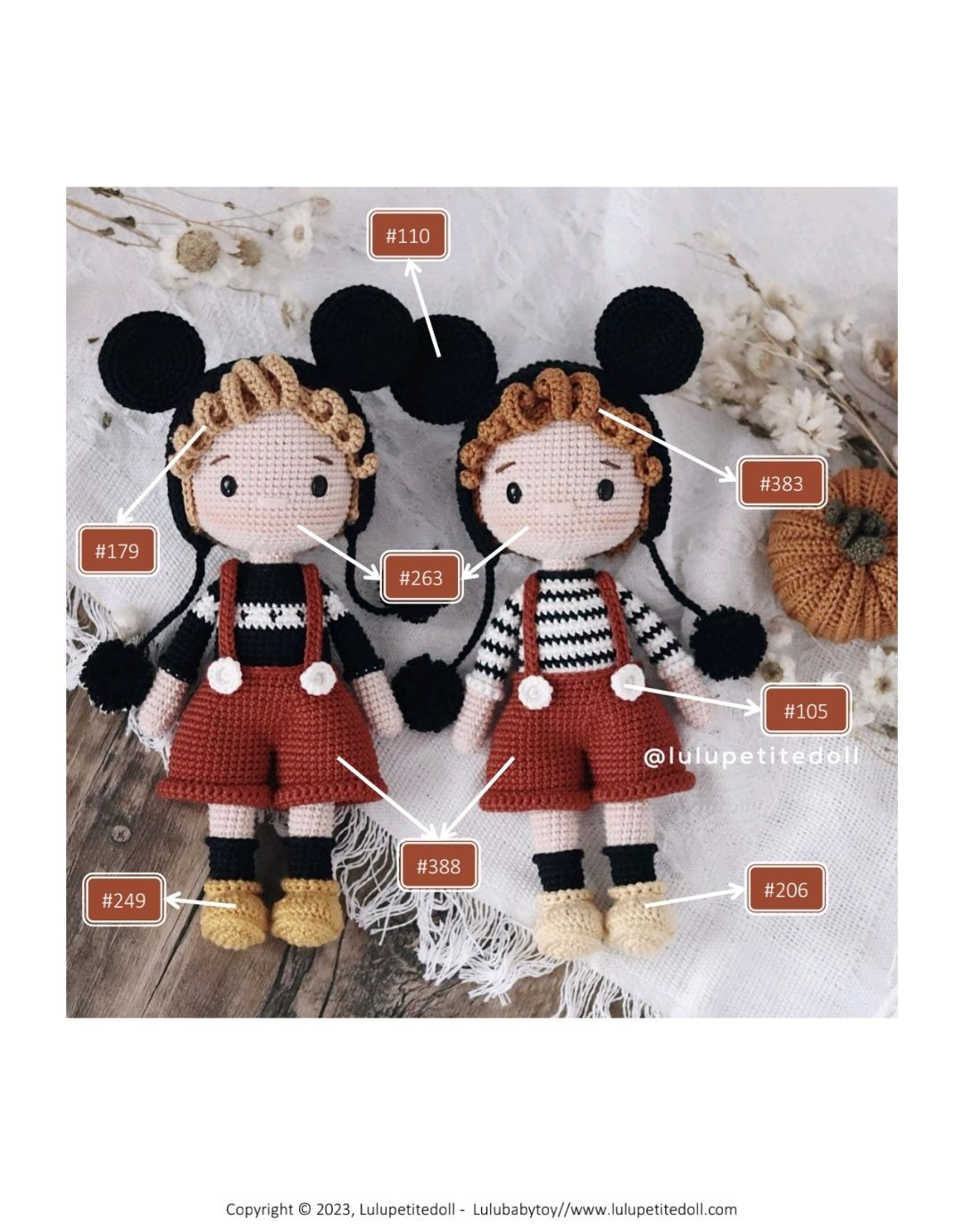 Patrón de ganchillo para muñeca amigurumi Nikki con orejas de ratón y overol rojo