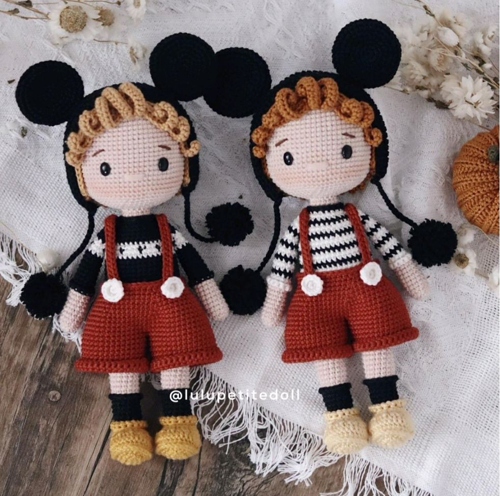 Patrón de ganchillo para muñeca amigurumi Nikki con orejas de ratón y overol rojo