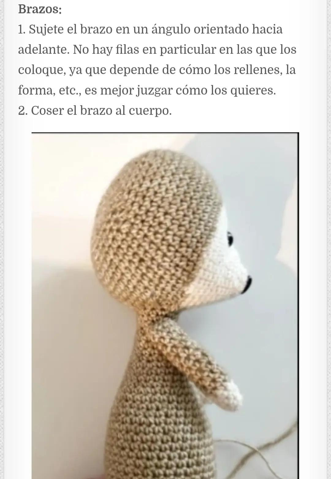 Patrón de ganso amigurumi con corazón de madera, hilo color crema y marrón
