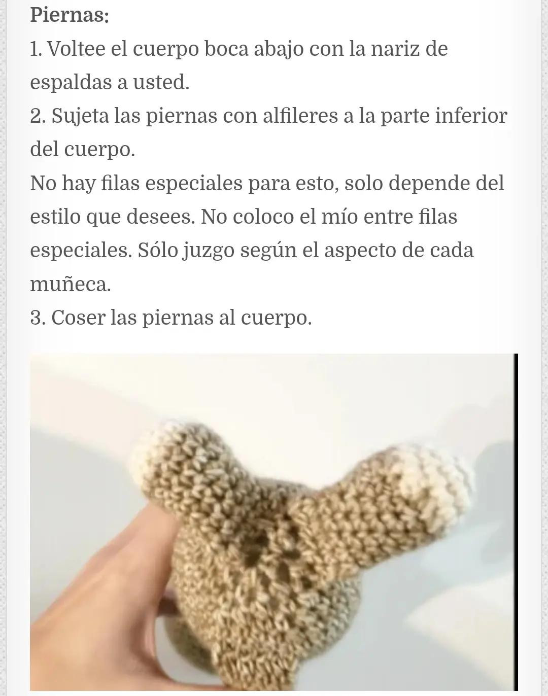 Patrón de ganso amigurumi con corazón de madera, hilo color crema y marrón