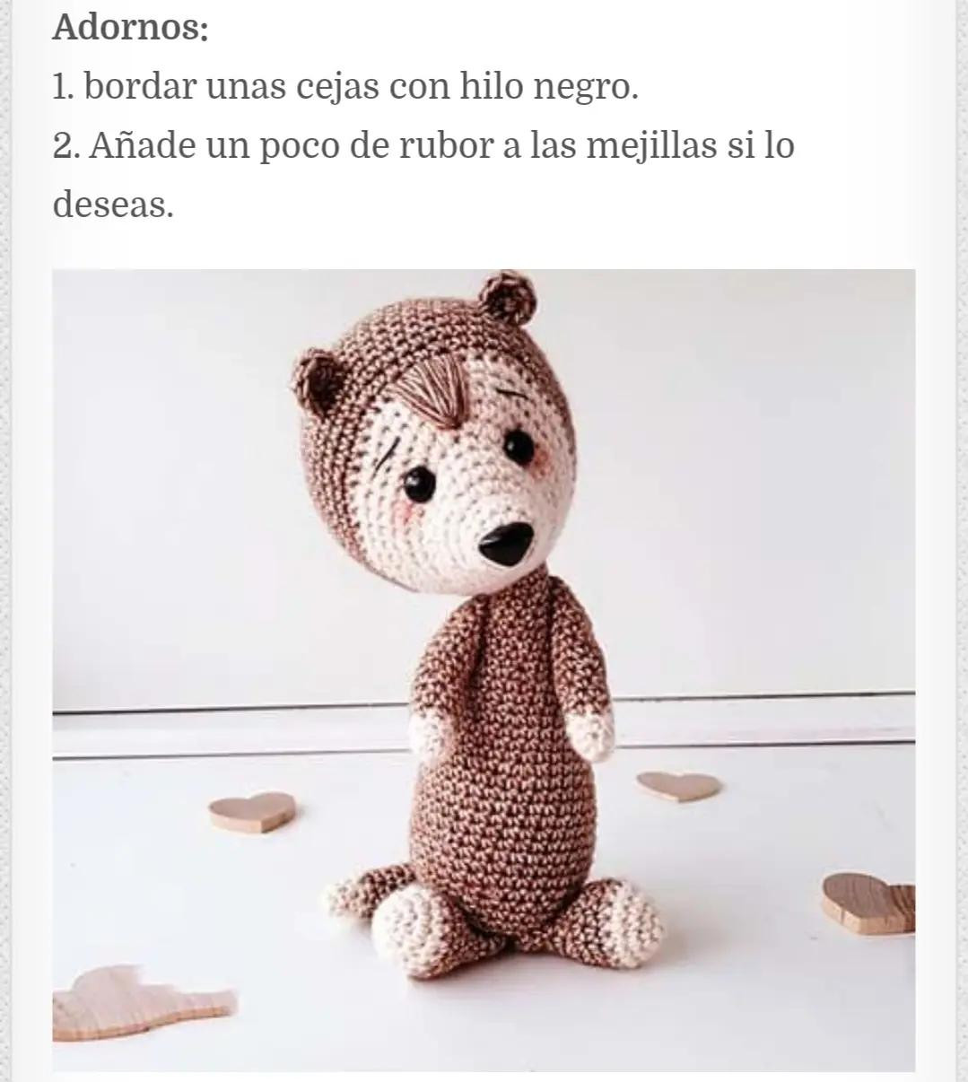 Patrón de ganso amigurumi con corazón de madera, hilo color crema y marrón