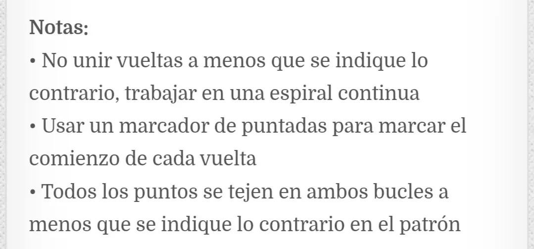 Patrón de ganso amigurumi con corazón de madera, hilo color crema y marrón