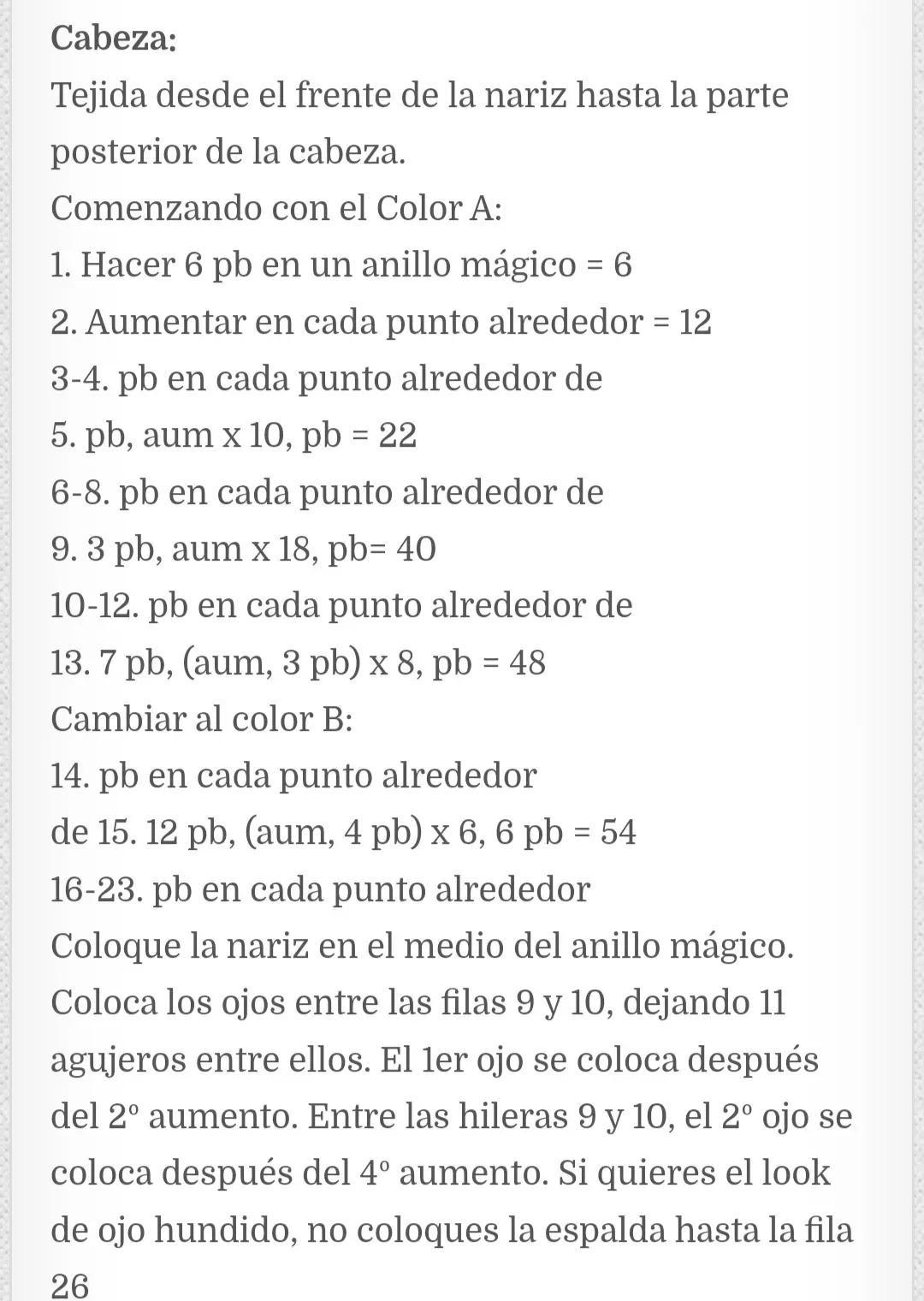 Patrón de ganso amigurumi con corazón de madera, hilo color crema y marrón