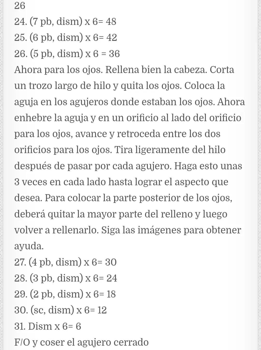 Patrón de ganso amigurumi con corazón de madera, hilo color crema y marrón