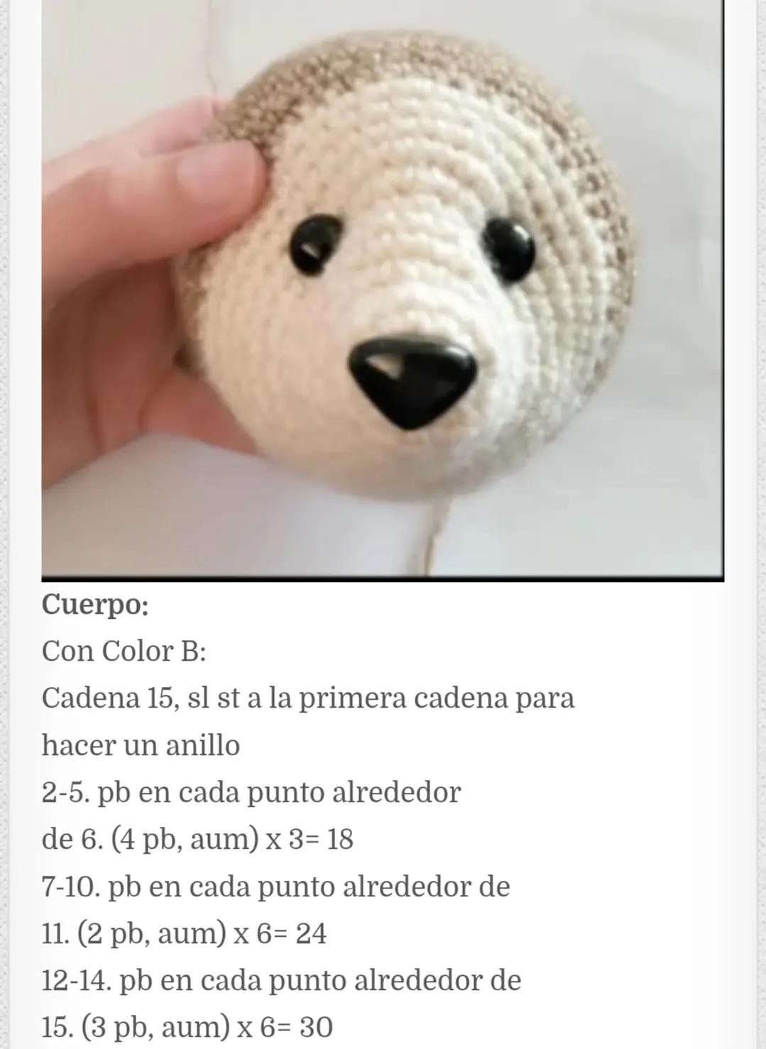 Patrón de ganso amigurumi con corazón de madera, hilo color crema y marrón
