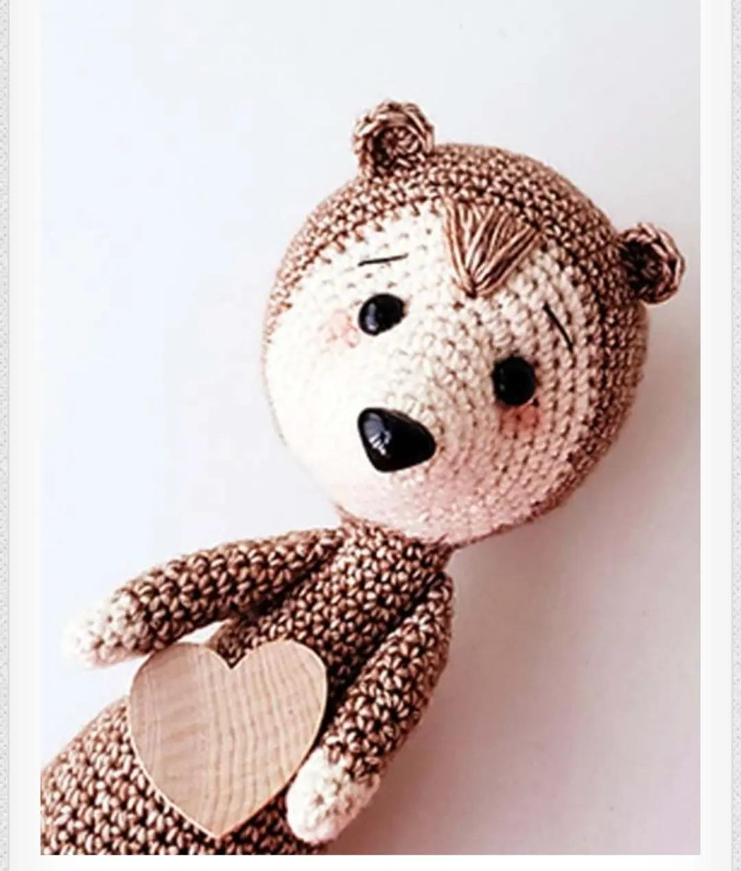 Patrón de ganso amigurumi con corazón de madera, hilo color crema y marrón