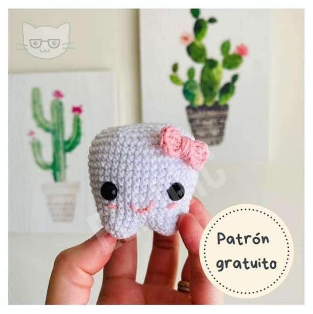 Patron gratis amigurumi diente con moño rosa