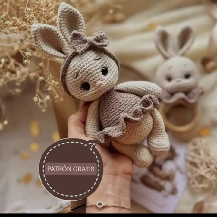 Patrón gratis de conejo amigurumi en tonos beige y marrón