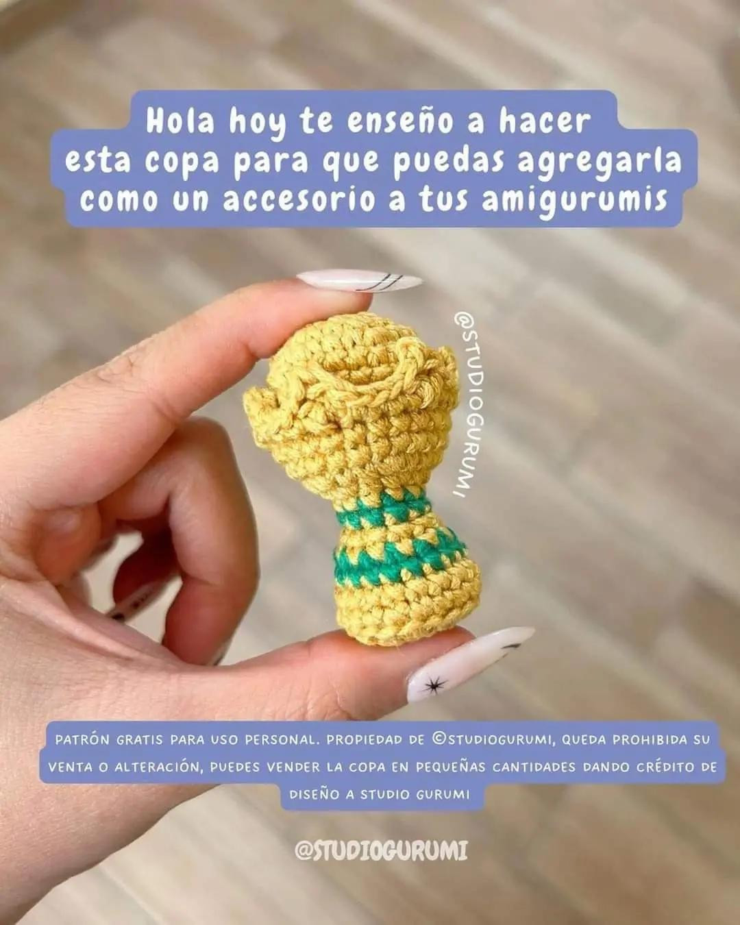 Patrón gratis de Copa del Mundo en amigurumi, sin coser, con instrucciones paso a paso y materiales