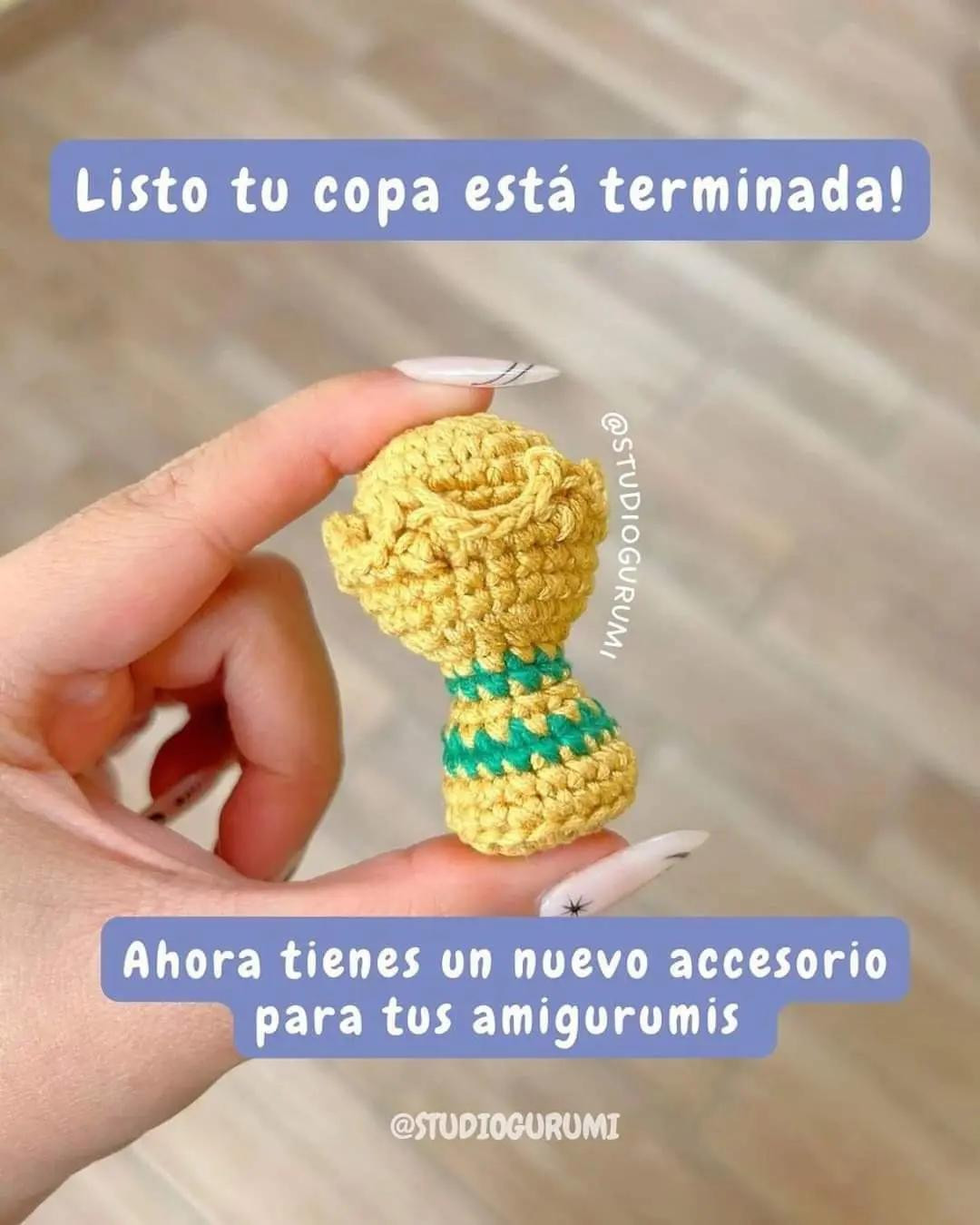 Patrón gratis de Copa del Mundo en amigurumi, sin coser, con instrucciones paso a paso y materiales