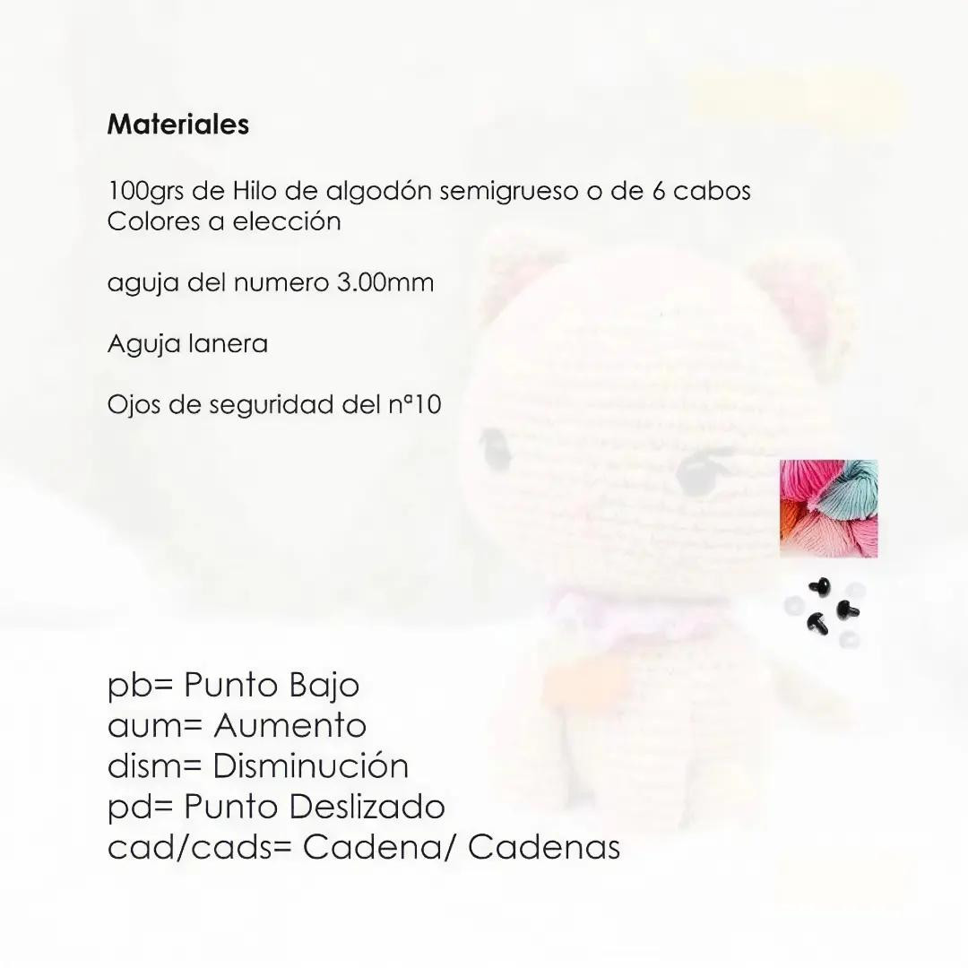 Patrón gratis de gatito amigurumi beige con collar morado y orejas rosadas