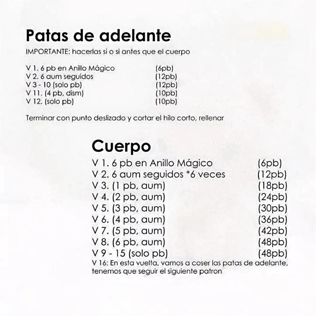 Patrón gratis de gatito amigurumi beige con collar morado y orejas rosadas