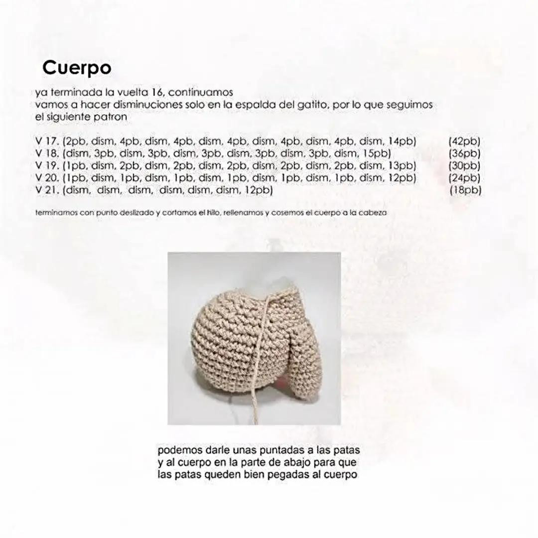 Patrón gratis de gatito amigurumi beige con collar morado y orejas rosadas