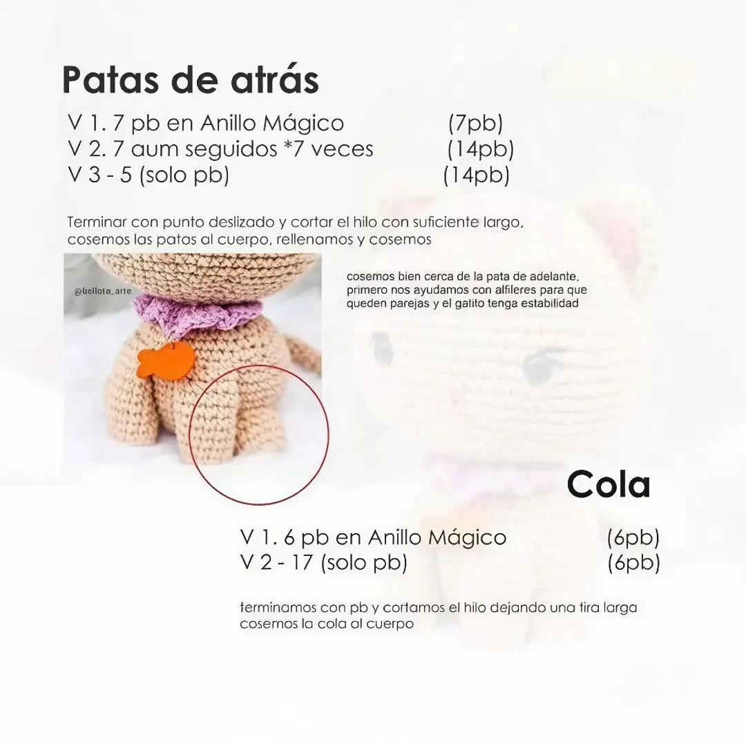 Patrón gratis de gatito amigurumi beige con collar morado y orejas rosadas