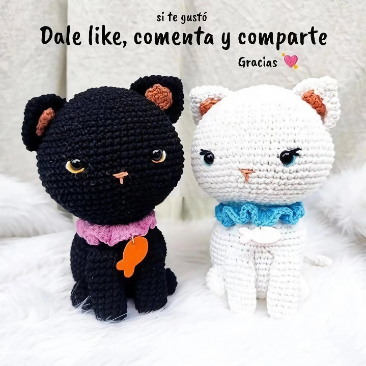 Patrón gratis de gatito amigurumi beige con collar morado y orejas rosadas