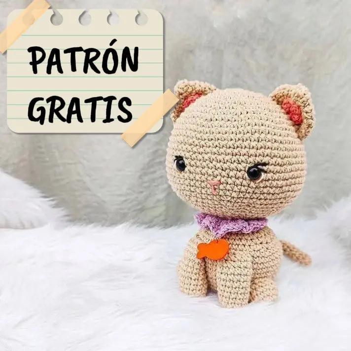 Patrón gratis de gatito amigurumi beige con collar morado y orejas rosadas