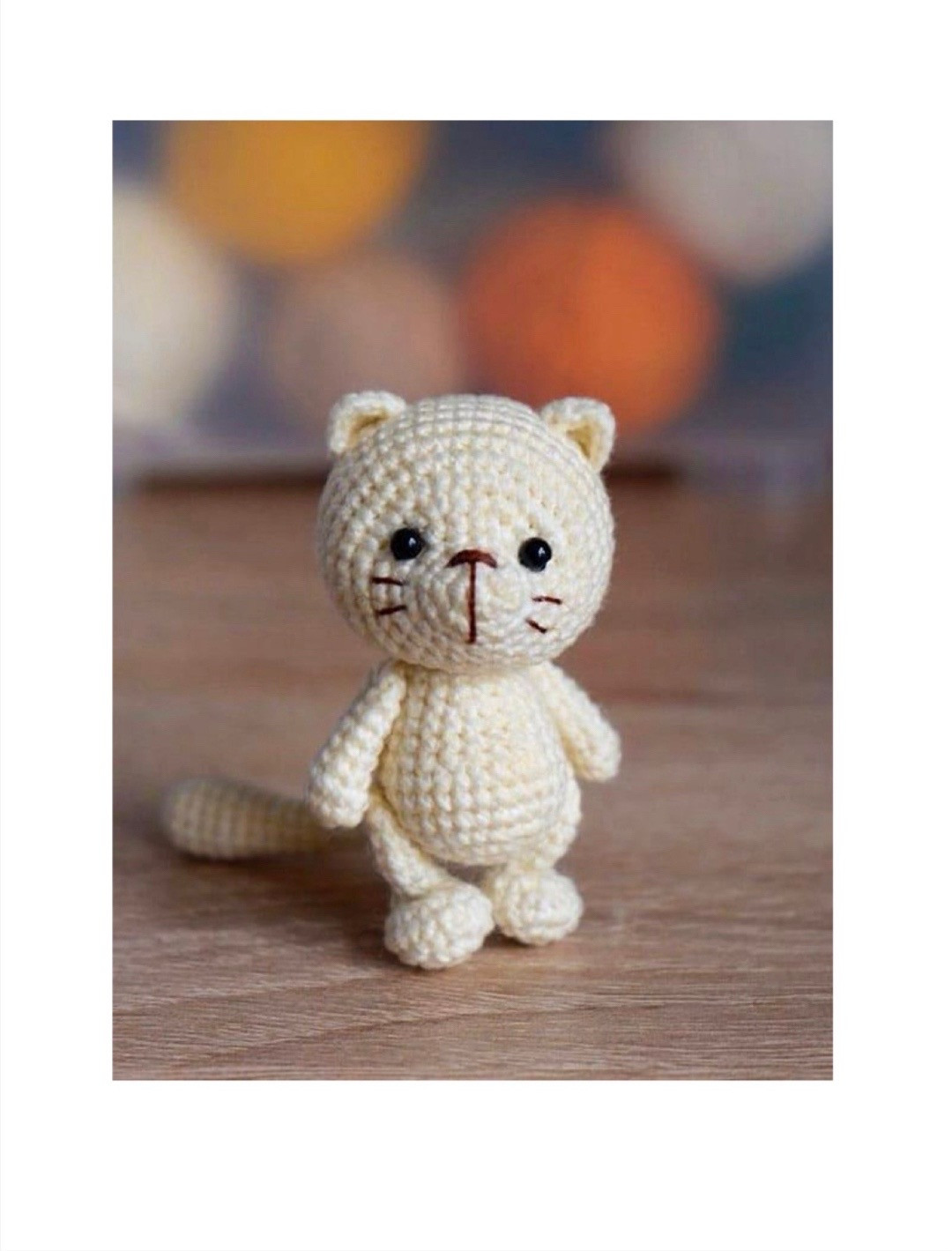 Patrón gratis de gatito amigurumi llavero color crema
