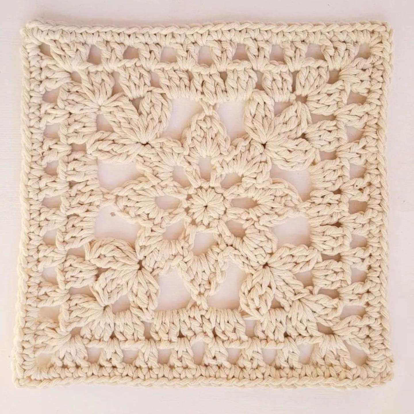 Patrón Gratis de Granny Square Floral en Crema por Artelanas