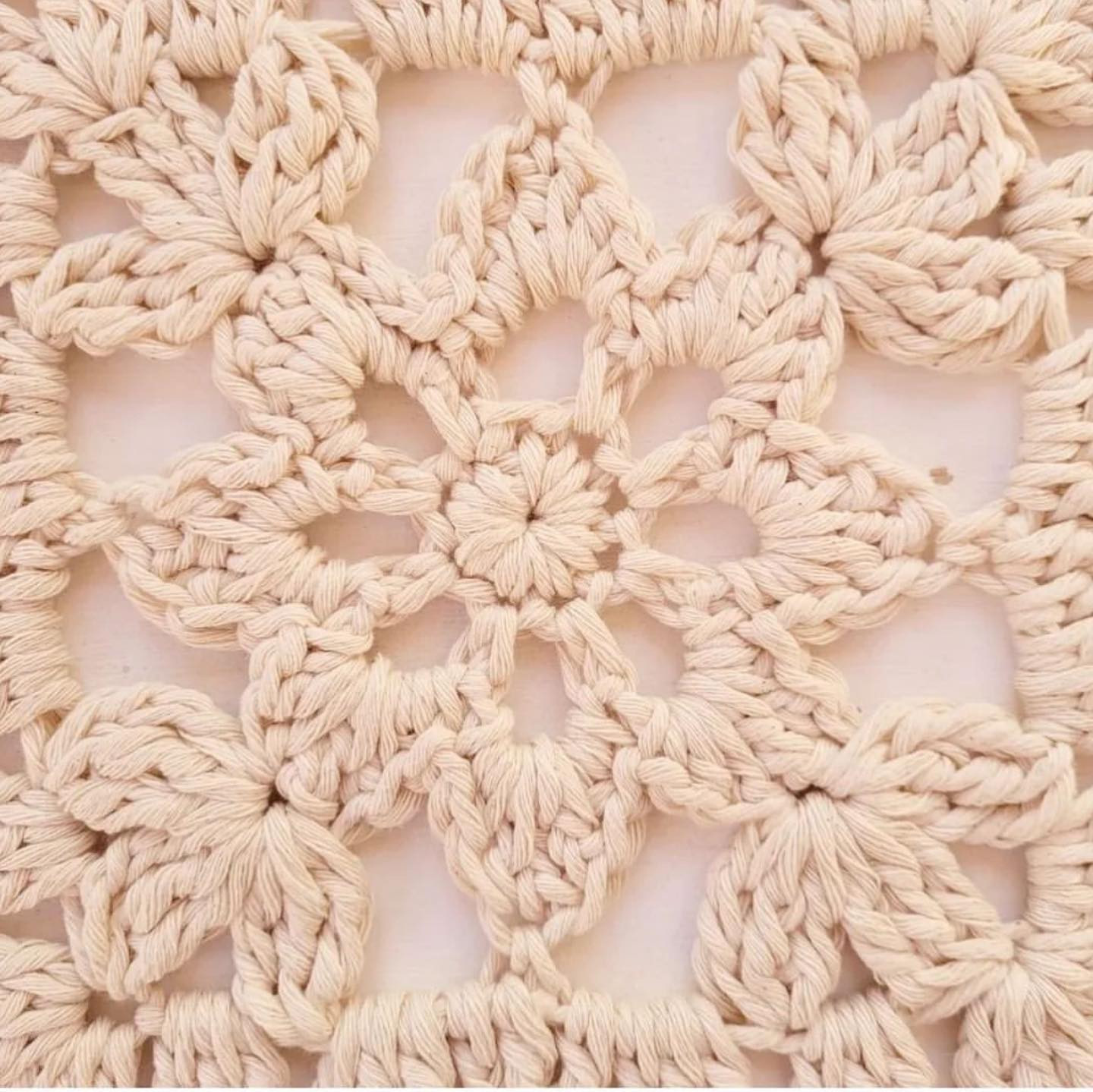 Patrón Gratis de Granny Square Floral en Crema por Artelanas