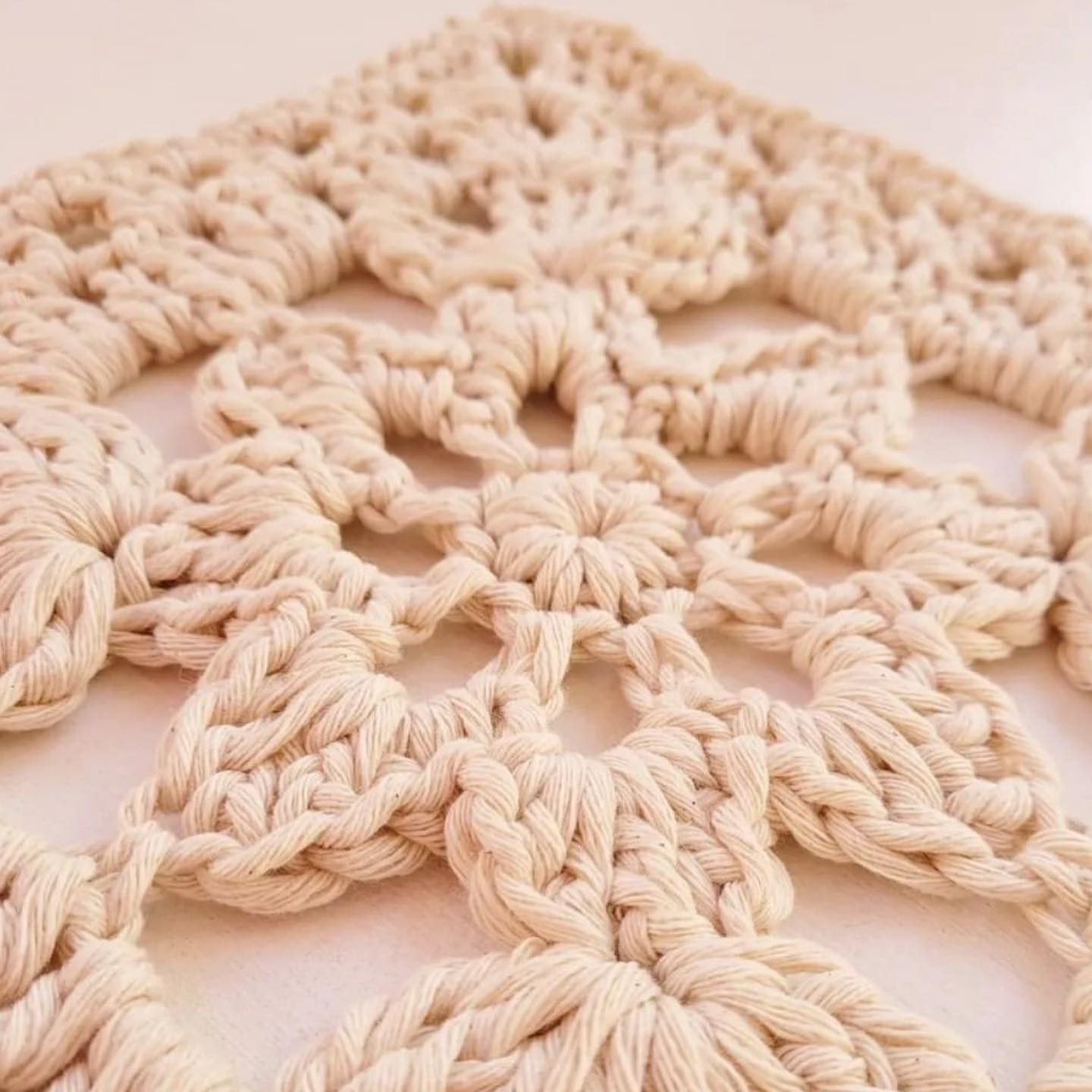 Patrón Gratis de Granny Square Floral en Crema por Artelanas