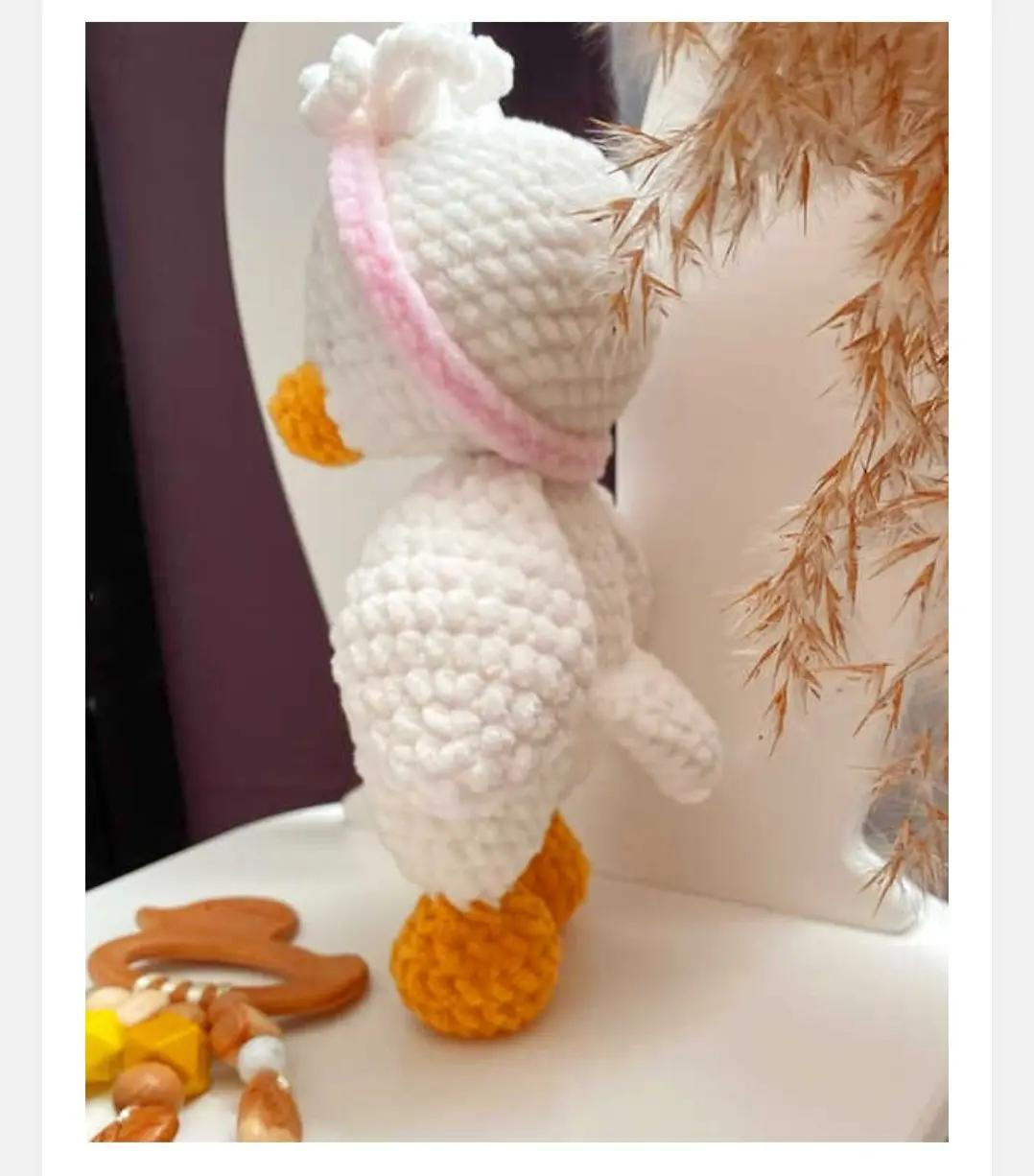 Patrón gratis de pato amigurumi con diadema rosa y detalles en mostaza