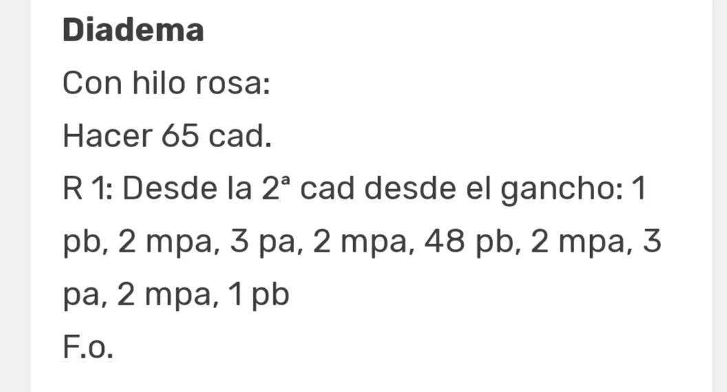 Patrón gratis de pato amigurumi con diadema rosa y detalles en mostaza