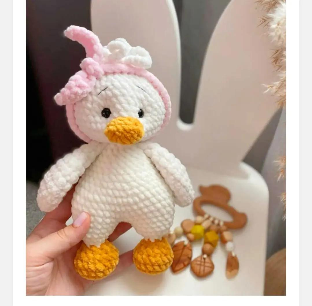 Patrón gratis de pato amigurumi con diadema rosa y detalles en mostaza