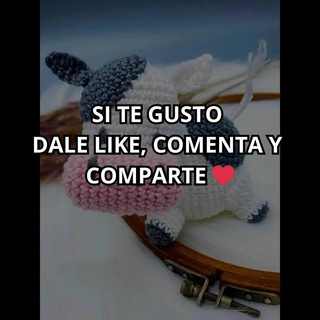 Patrón Gratis de Vaquita en Amigurumi con Hilo Blanco, Gris y Rosa