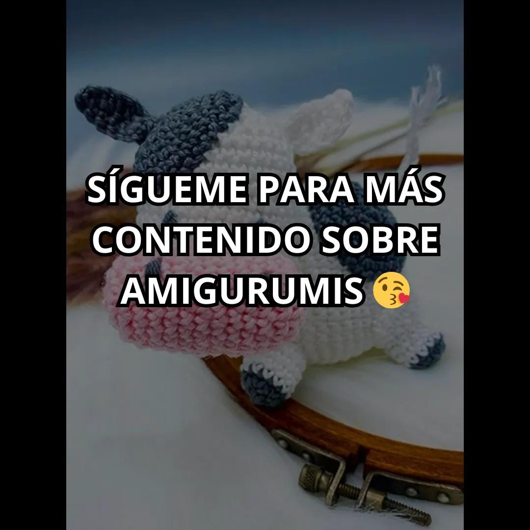 Patrón Gratis de Vaquita en Amigurumi con Hilo Blanco, Gris y Rosa