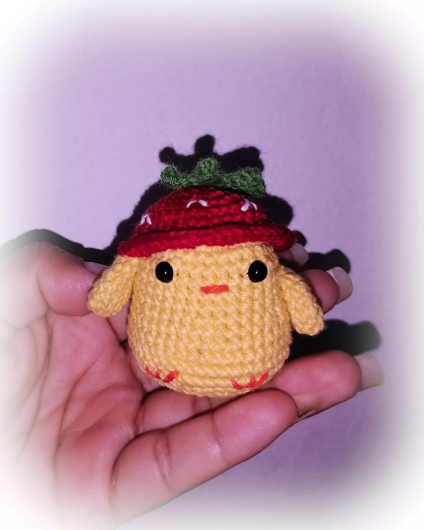 Patrón Gratis Gallina Amigurumi con Gorros de Fresa, Rana y Cerdo