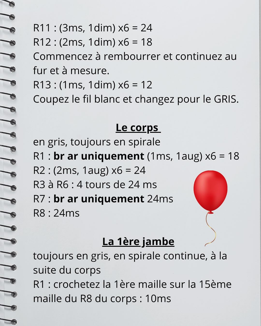 Patron gratuit Bébé Penny : Amigurumi clown gris et orange avec ballon rouge