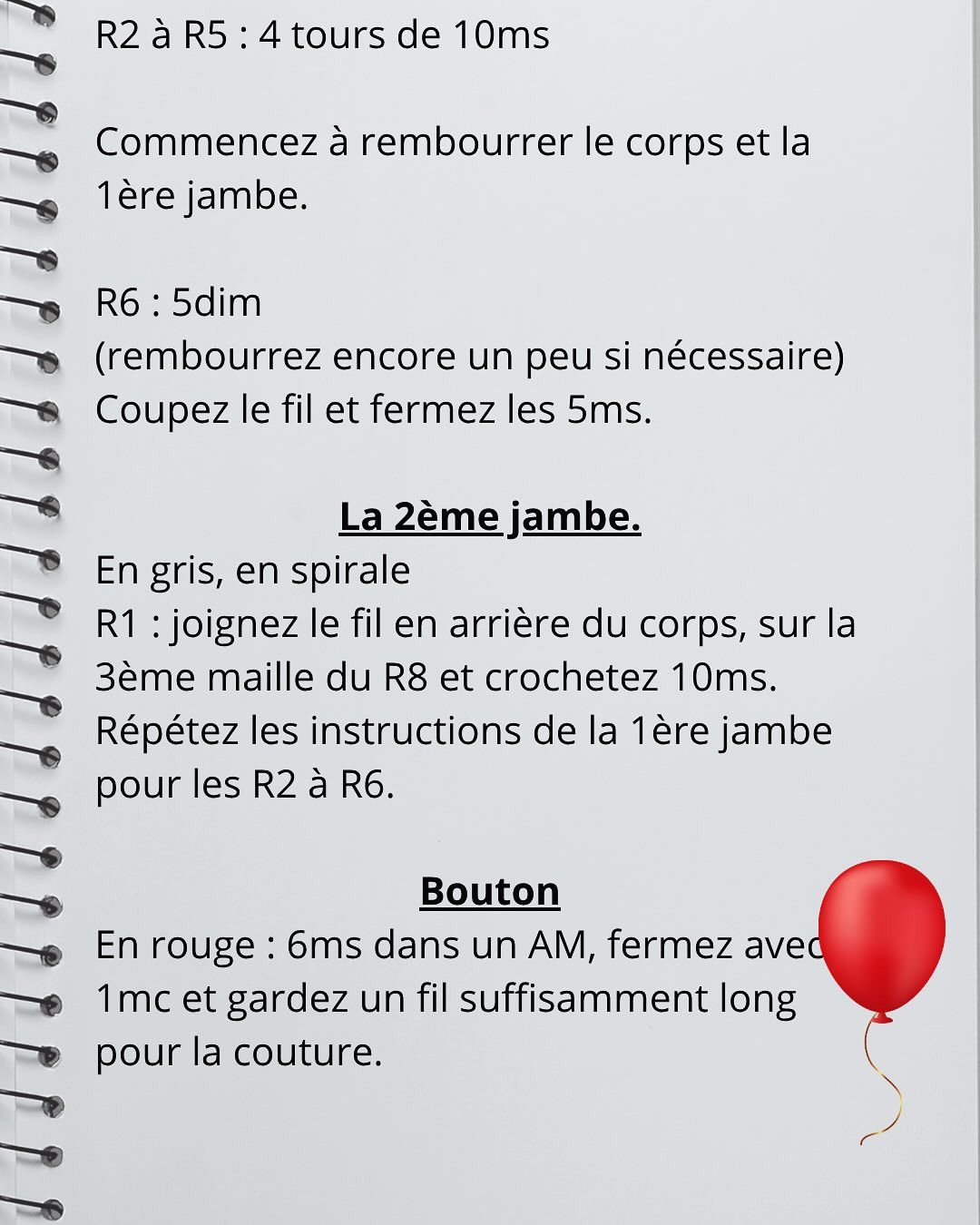 Patron gratuit Bébé Penny : Amigurumi clown gris et orange avec ballon rouge