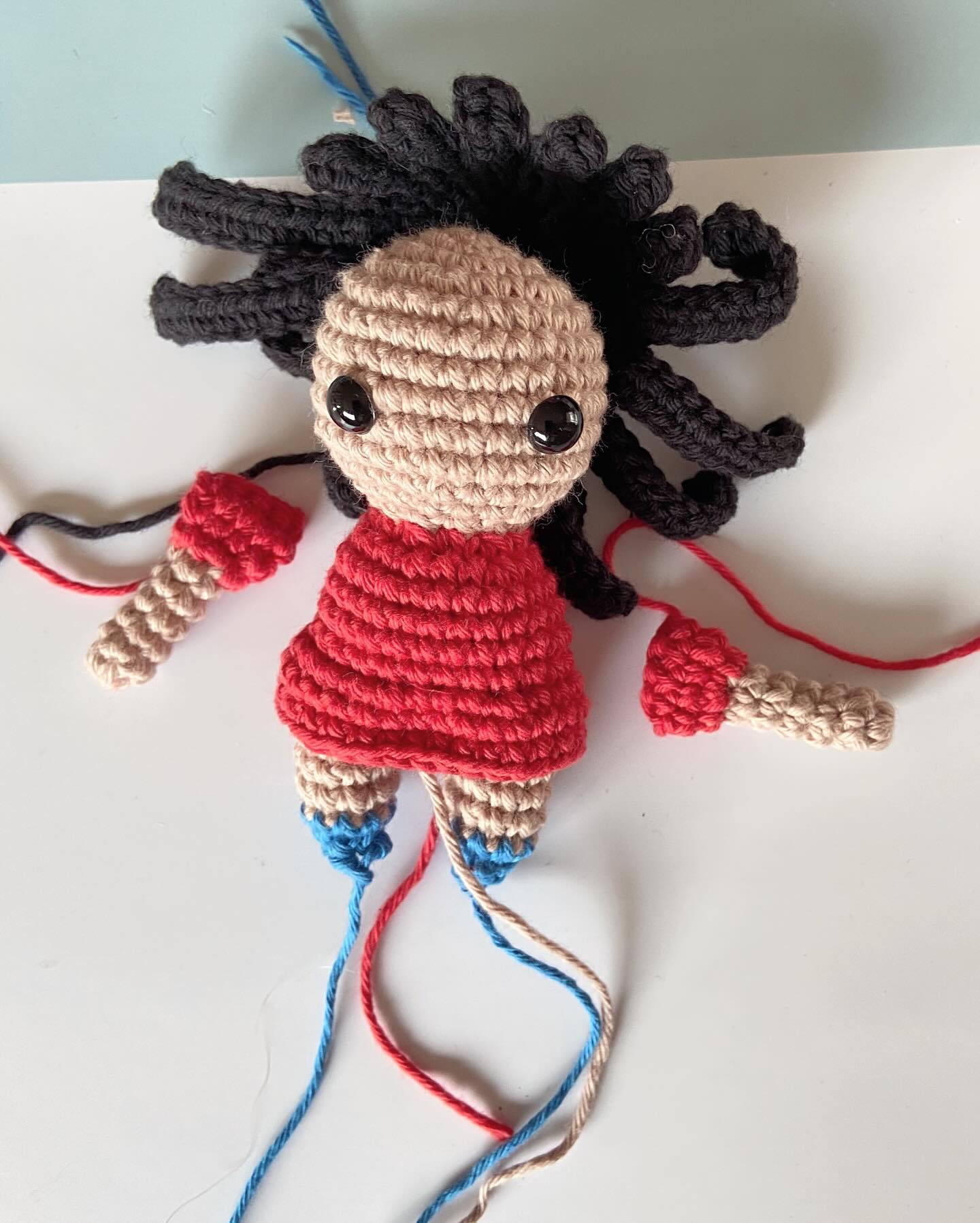 Patron gratuit Lilo : Búp bê móc len nhân vật Disney mặc váy đỏ và tóc đen