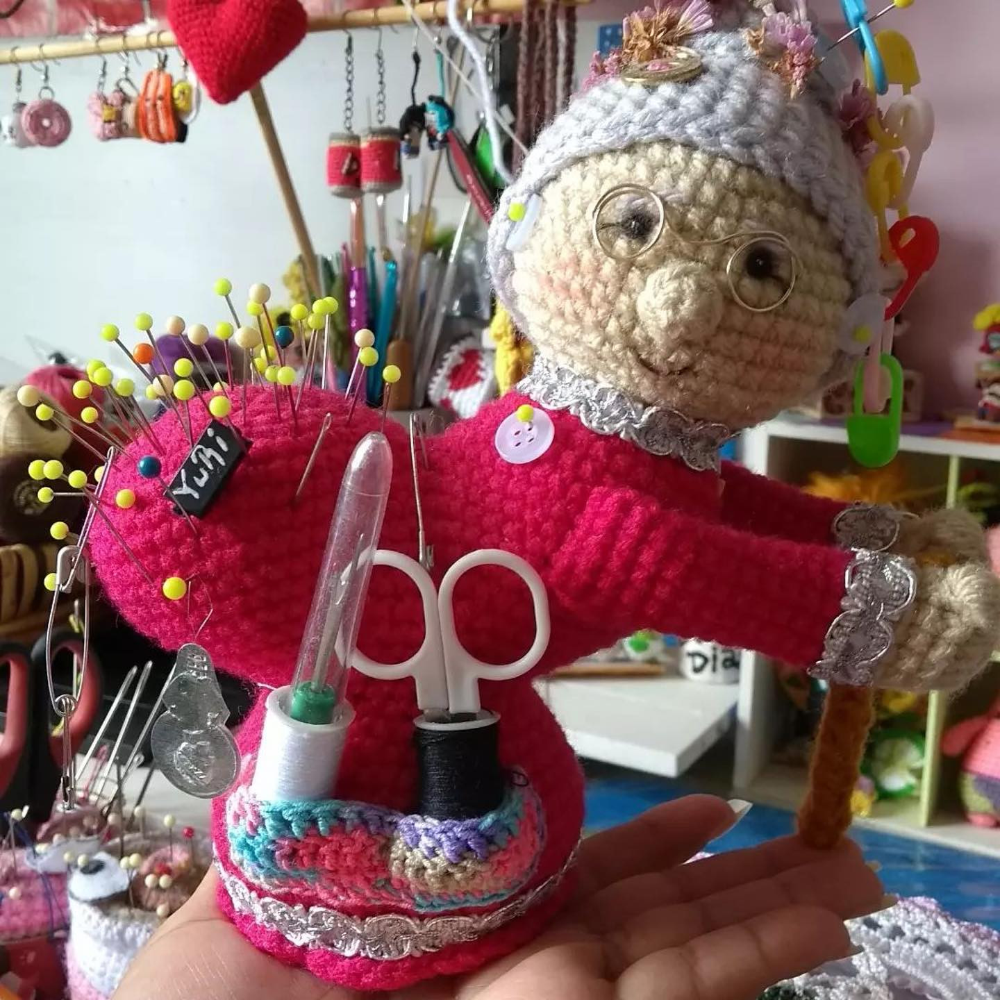 Patrón gratuito Amigurumi Abuelita Corazón: Alfilerero de ganchillo con patrones paso a paso
