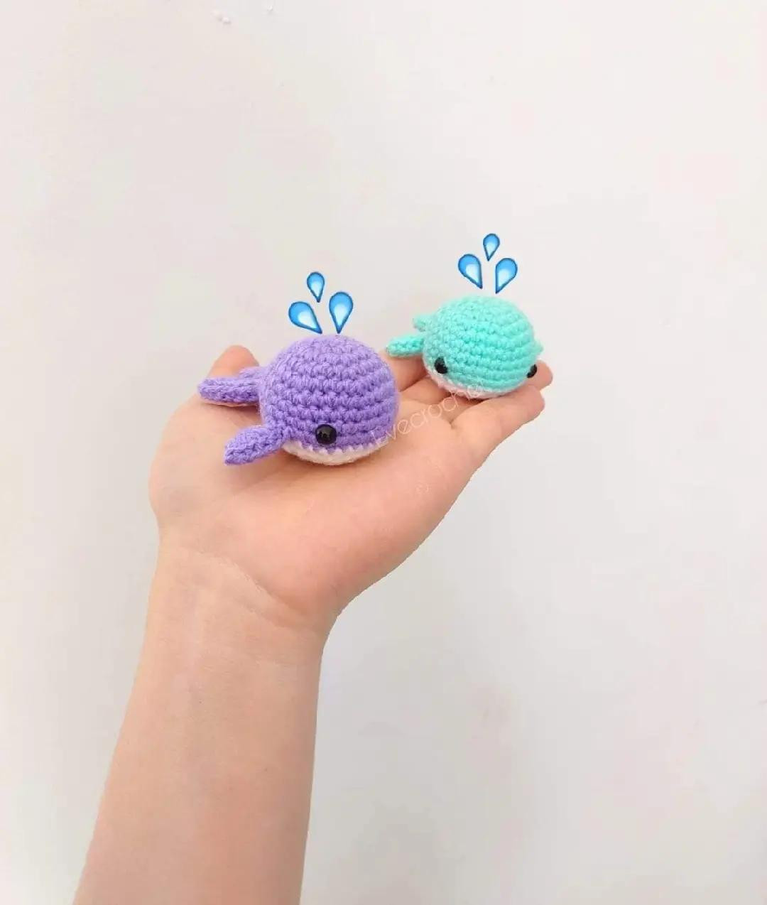 Patrón gratuito Ballenita: Búp bê cá voi móc len tím và xanh