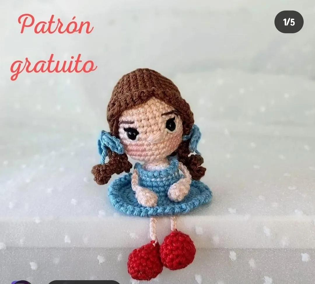 Patrón gratuito búp bê tóc nâu váy xanh