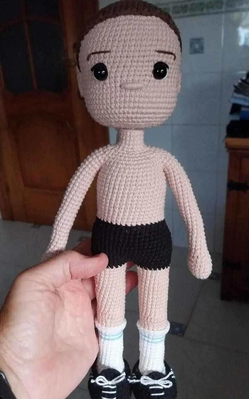 Patrón gratuito de amigurumi Lionel Messi con uniforme de Argentina, guías paso a paso escritas a mano