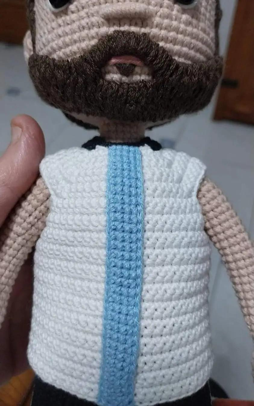 Patrón gratuito de amigurumi Lionel Messi con uniforme de Argentina, guías paso a paso escritas a mano