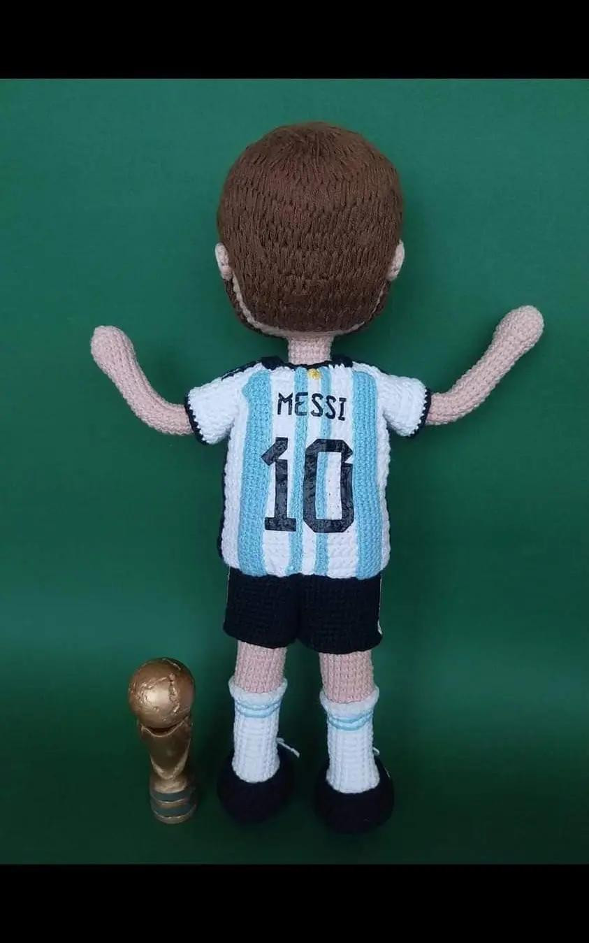 Patrón gratuito de amigurumi Lionel Messi con uniforme de Argentina, guías paso a paso escritas a mano