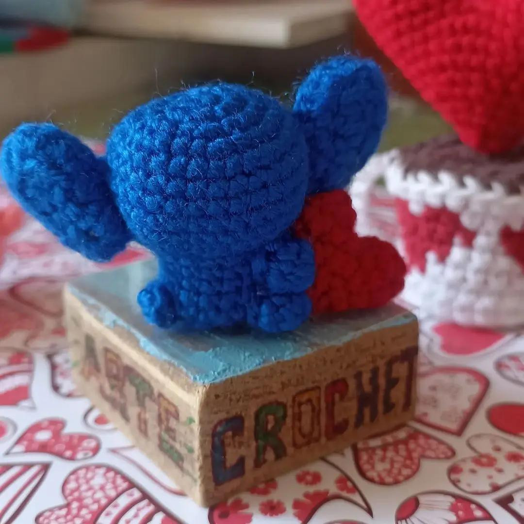 Patrón gratuito de amigurumi Mini Stitch azul con corazón rojo