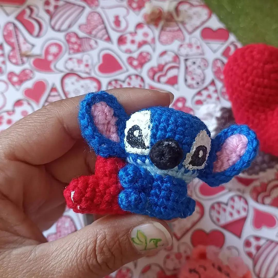 Patrón gratuito de amigurumi Mini Stitch azul con corazón rojo