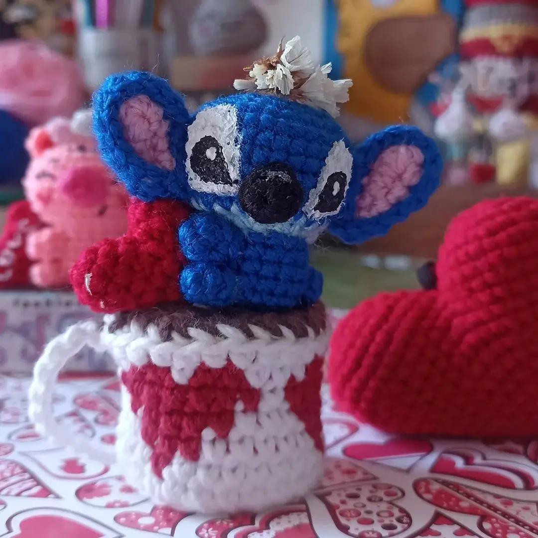 Patrón gratuito de amigurumi Mini Stitch azul con corazón rojo