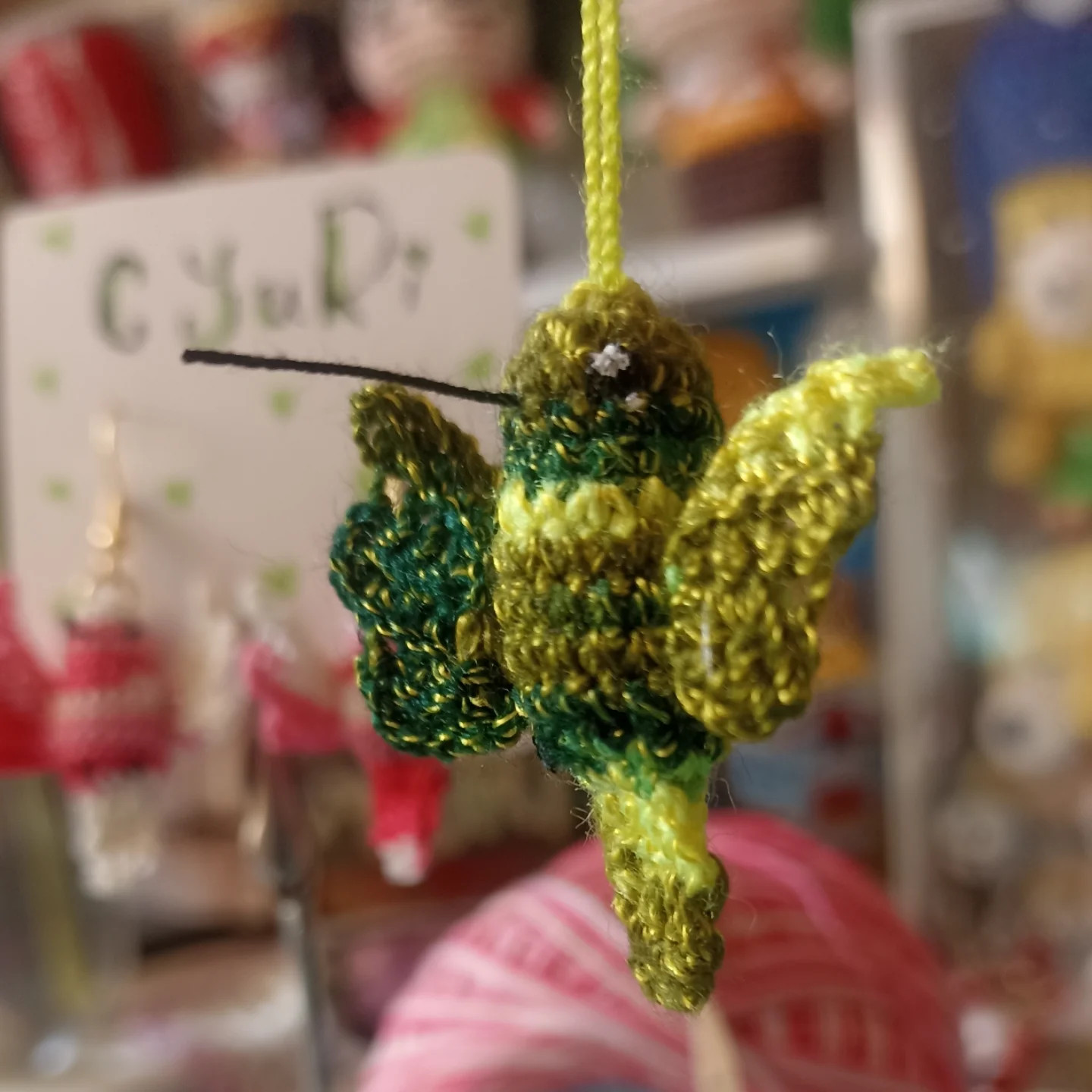Patrón gratuito de aretes colibrí con materiales y abreviaturas
