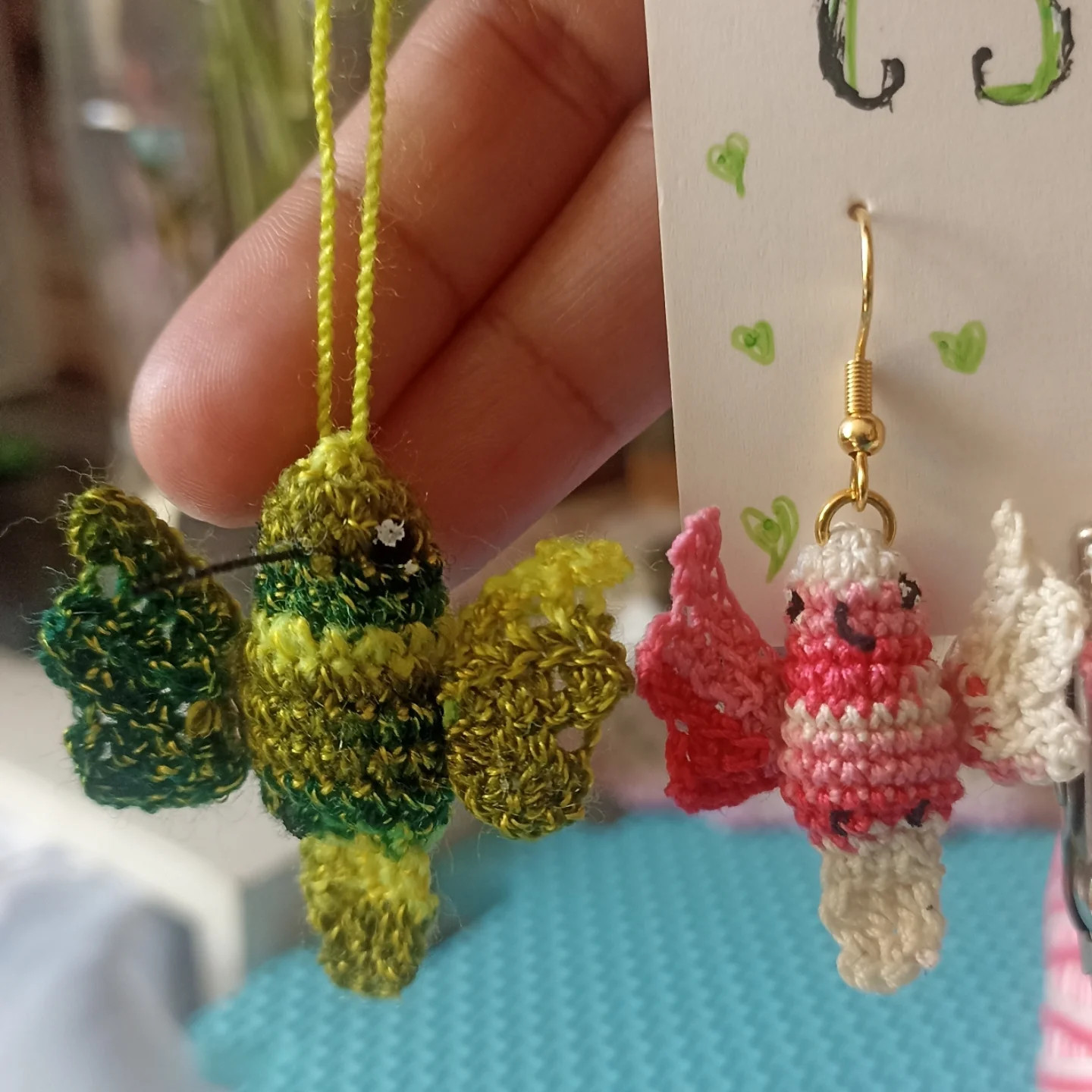 Patrón gratuito de aretes colibrí con materiales y abreviaturas