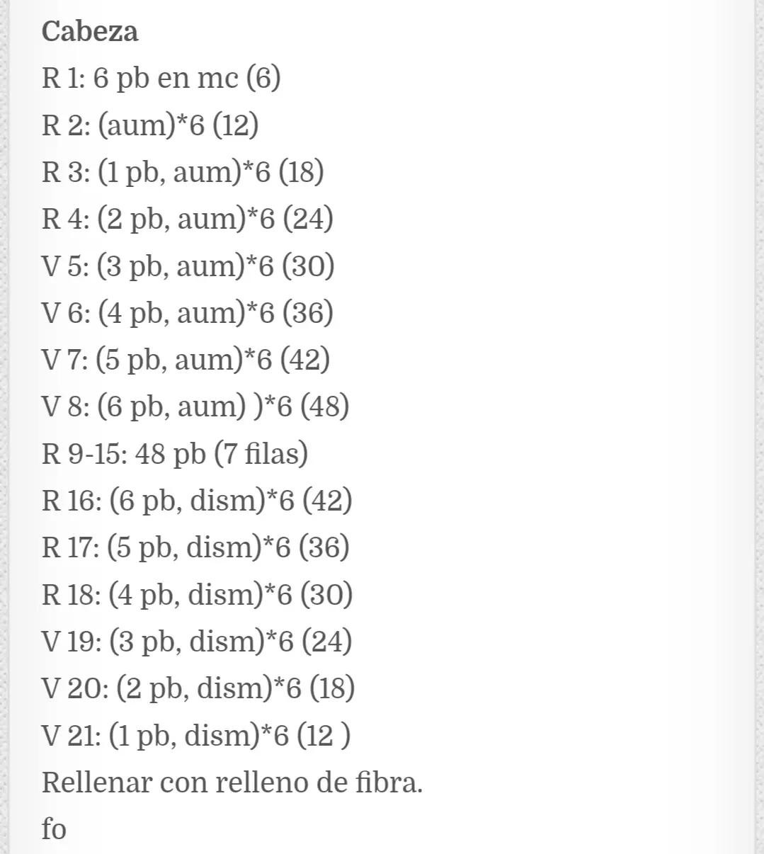Patrón gratuito de crochet para hacer un adorable reno amigurumi con cuernos y bufanda